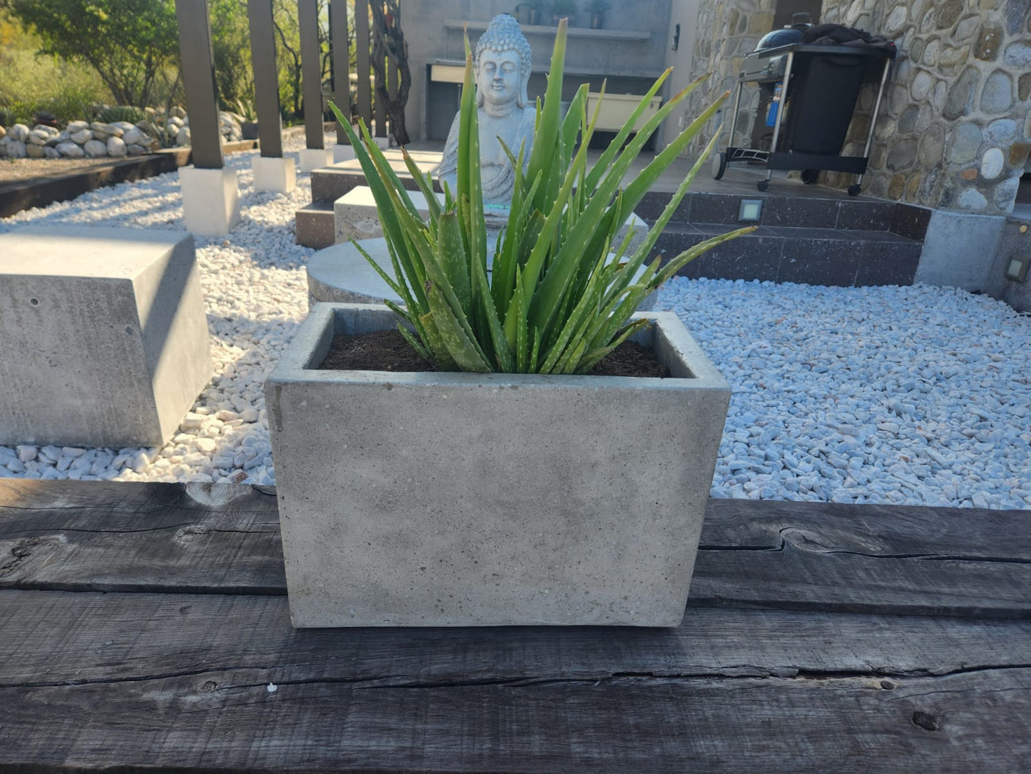 ¡Embellece tu espacio con nuestras exclusivas macetas de concreto rectangulares! 20x48x28 espesor 2.5 cm